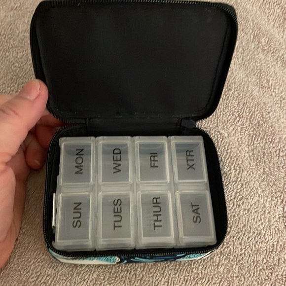 Vera Bradley Travel Pill Case in NWT - Picture 5 of 7